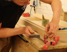 Assemblage de jouets en bois fait à la main dans le nord pas de calais