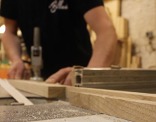 Découpe de bois par un artisan pour la fabrication d'un jouet 