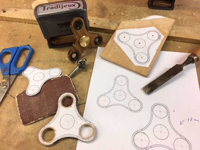 Toupie Hand Spinner en bois fabriqué par La Maison du billard 