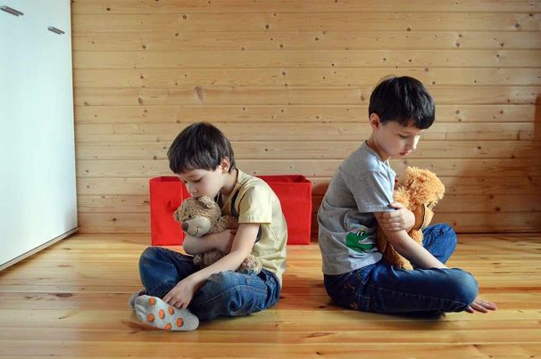 50 Petits Jeux Enfants: 50 jeux détaillés pour faire jouer vos enfants à la  maison et en extérieur, les règles sont simples et les jeux amusants,  invitez  offrez le à vos