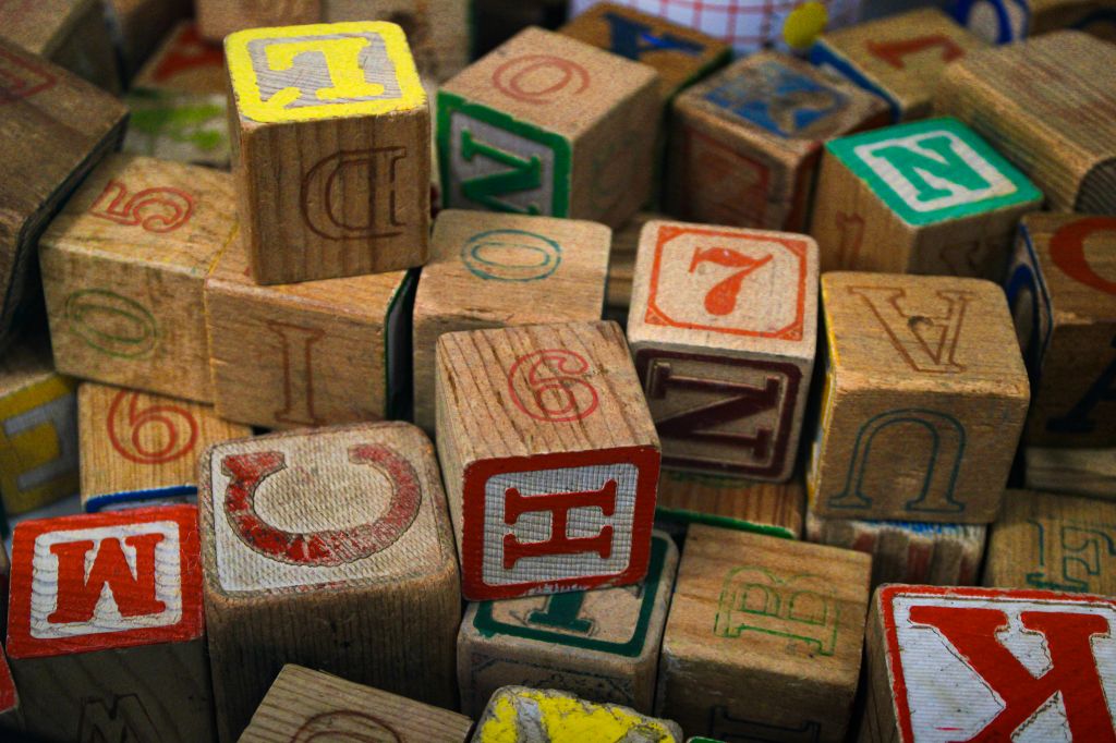 Comparaison Jouets en bois Montessori et jouets traditionnels