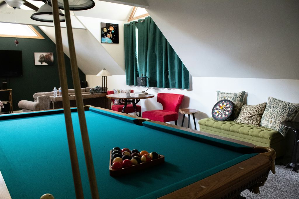 Comment évaluer l’espace nécessaire pour accueillir une table de billard ? 
